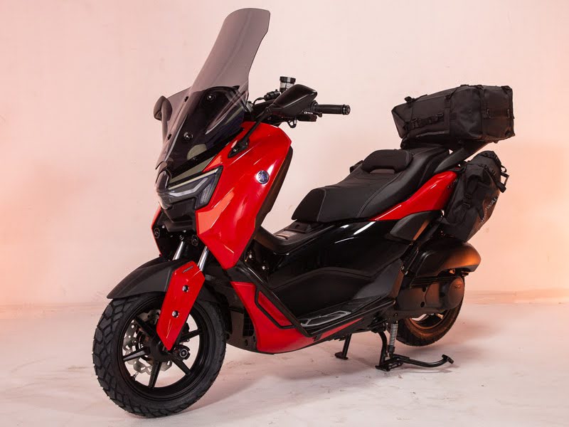Fully-customized-All-New-Yamaha-NMAX-2025-accessories-included_13