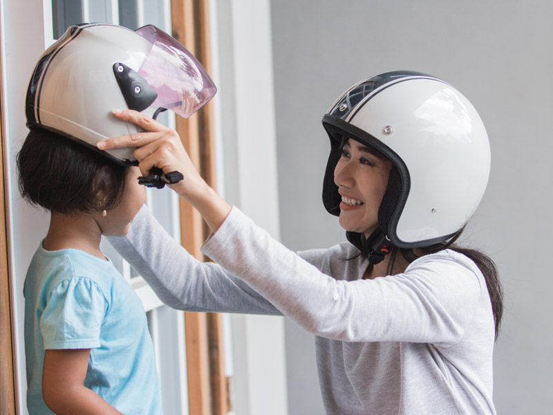 How-to-prepare-Child-sitting-on-the-back-of-a-motorcycle_1