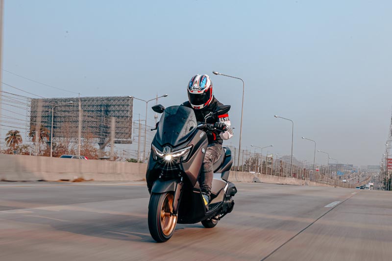 Review Yamaha NMAX TECH MAX 2025 (1)