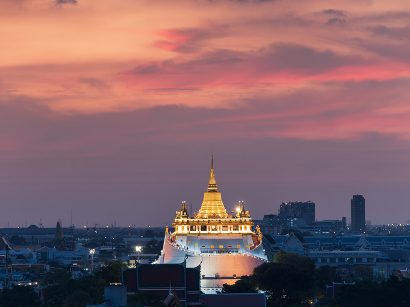 Ride-a-motorbike-and-see-beautiful-lights-around-the-city_1