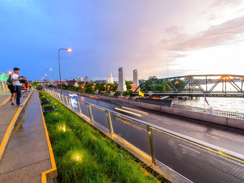 Ride-a-motorbike-and-see-beautiful-lights-around-the-city_2