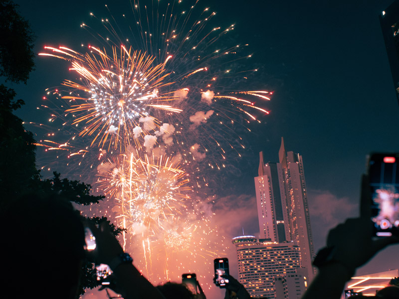 Ride-a-motorbike-and-see-beautiful-lights-around-the-city_4