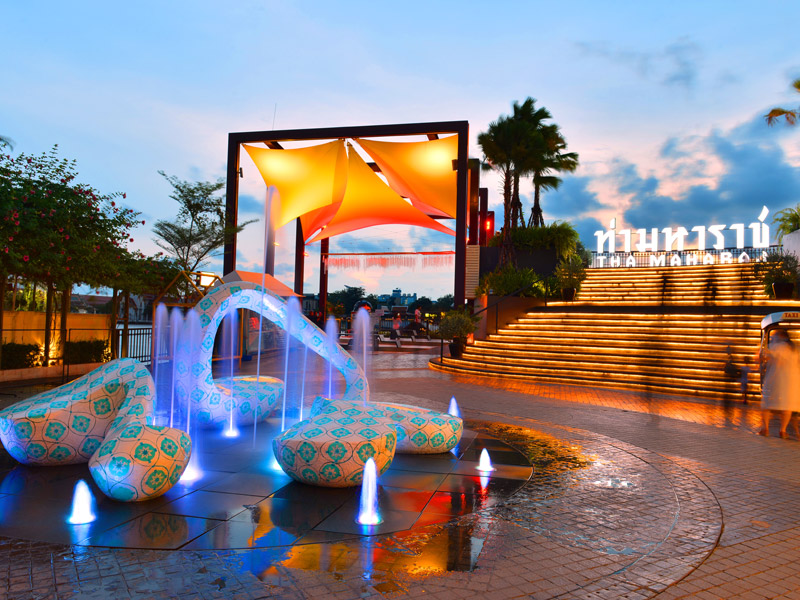 Ride-a-motorbike-and-see-beautiful-lights-around-the-city_5