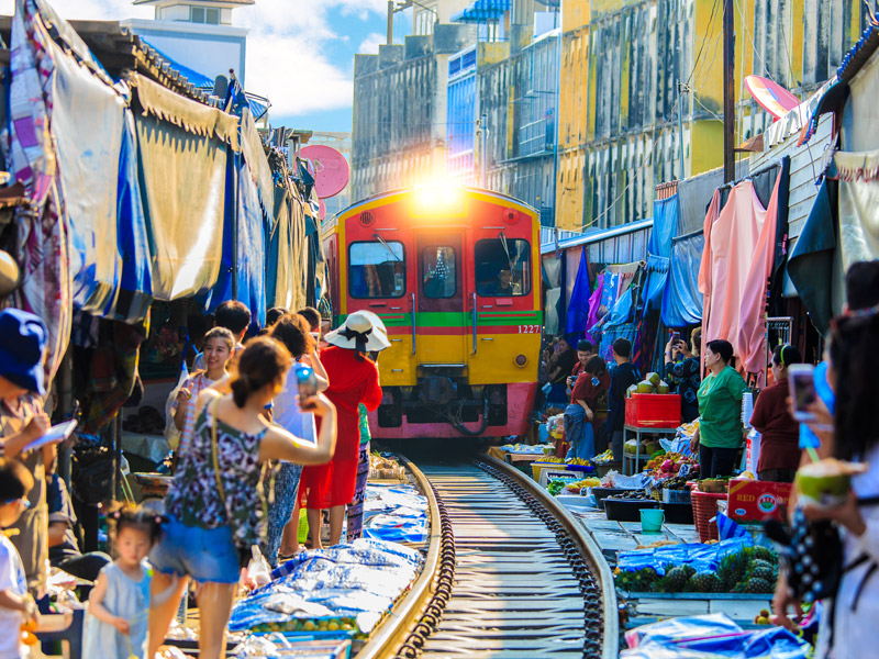 Riding-a-motorcycle-around-Samut-Songkhram_1