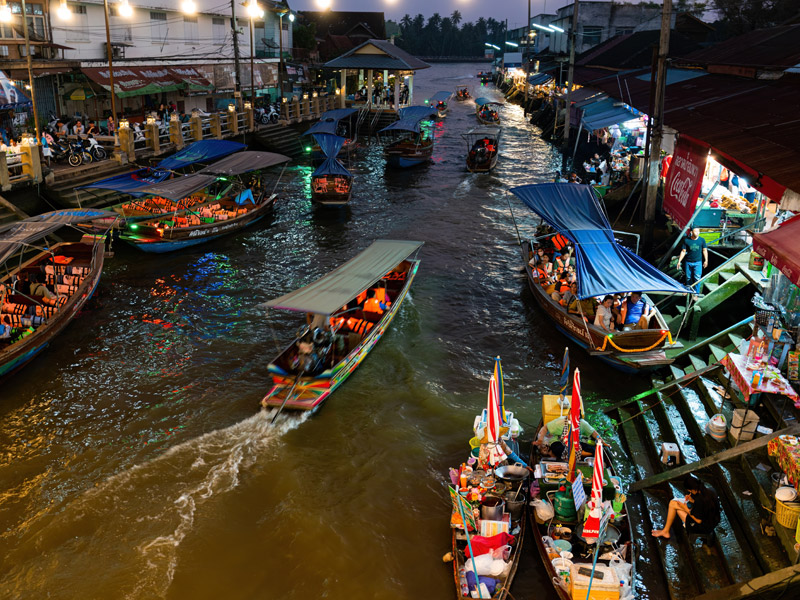 Riding-a-motorcycle-around-Samut-Songkhram_2