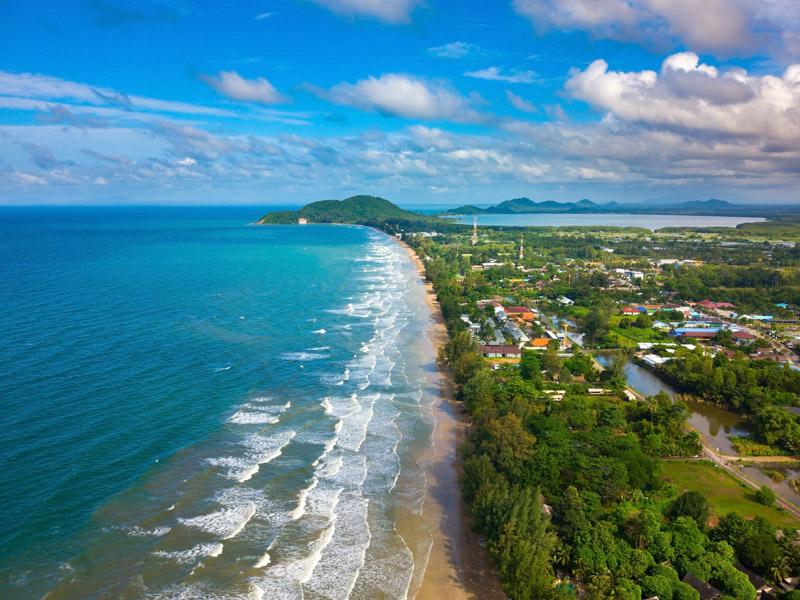 Riding-a-motorcycle-to-travel-around-Chanthaburi_1