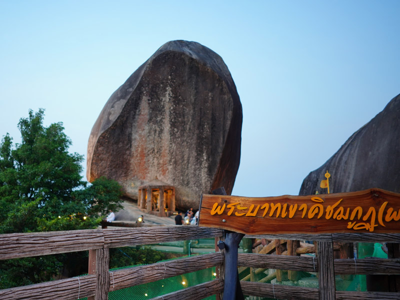 Riding-a-motorcycle-to-travel-around-Chanthaburi_4