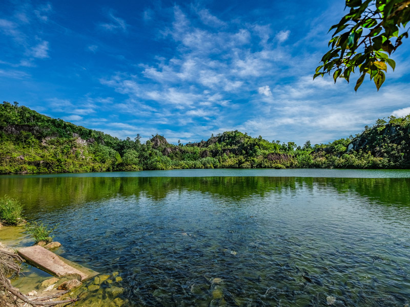 Riding-a-motorcycle-to-travel-around-Ranong_2