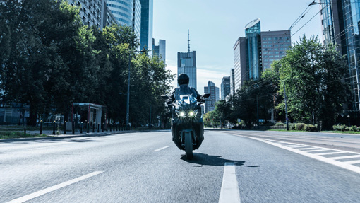 2025-Yamaha-XP500A-EU-Icon_Black_-Action-011-03